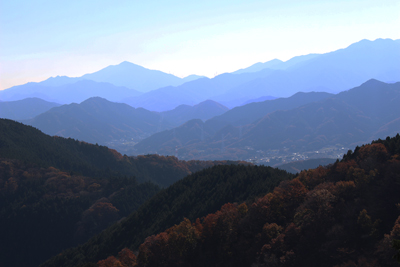 景信山山頂から見た大山や丹沢山方面の写真