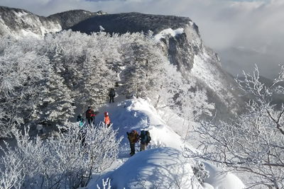 登山者と稲子岳南壁方面の写真