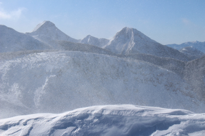 地吹雪でかすむ赤岳、阿弥陀岳方面の写真