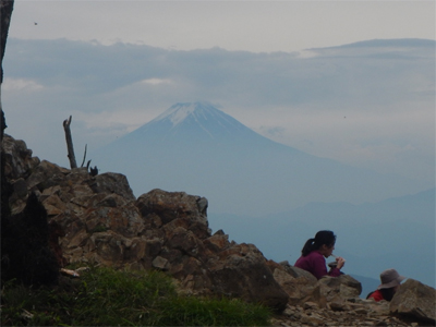お昼を食べている人と富士山の写真