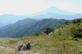 黒岳で撮影した富士山を背に草原を歩く人の写真にリンク