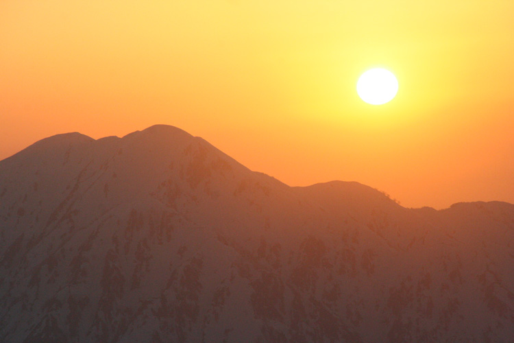毛勝山に沈む夕日の写真