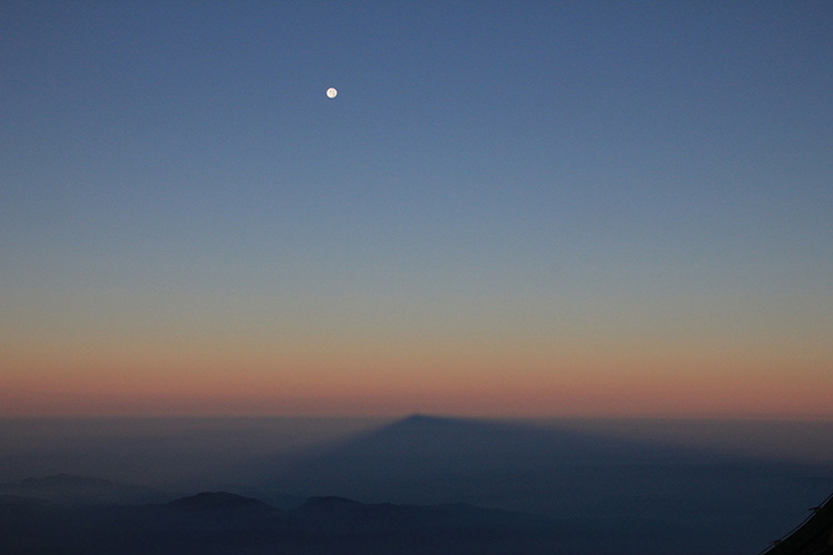 影白山と月の写真