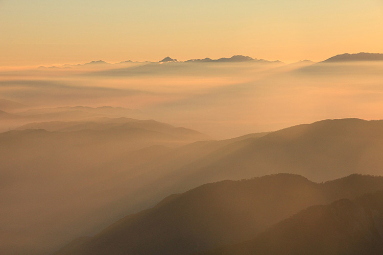 朝日に色づく幻想的な雲海と剣岳方面の写真