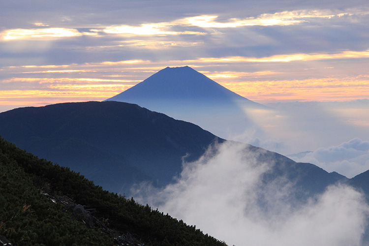 小聖岳付近から見た早朝の富士山の写真