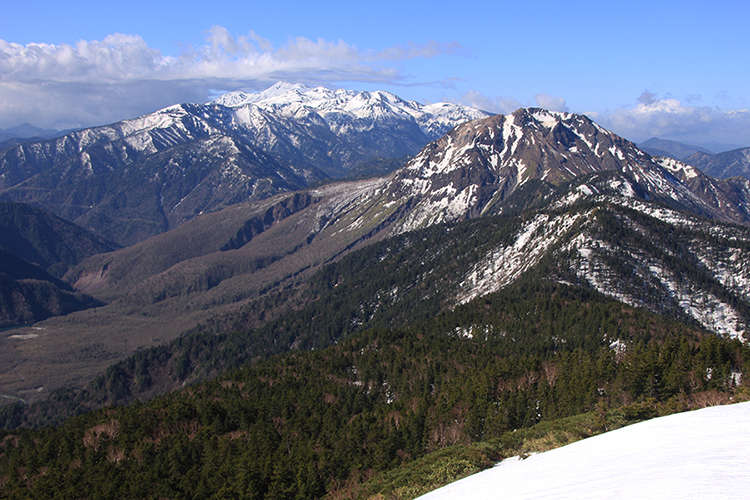 西穂丸山付近から見た春の焼岳と乗鞍岳