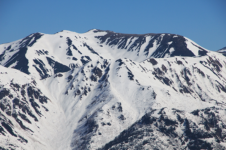 西穂丸山から望遠レンズで見た双六岳の写真