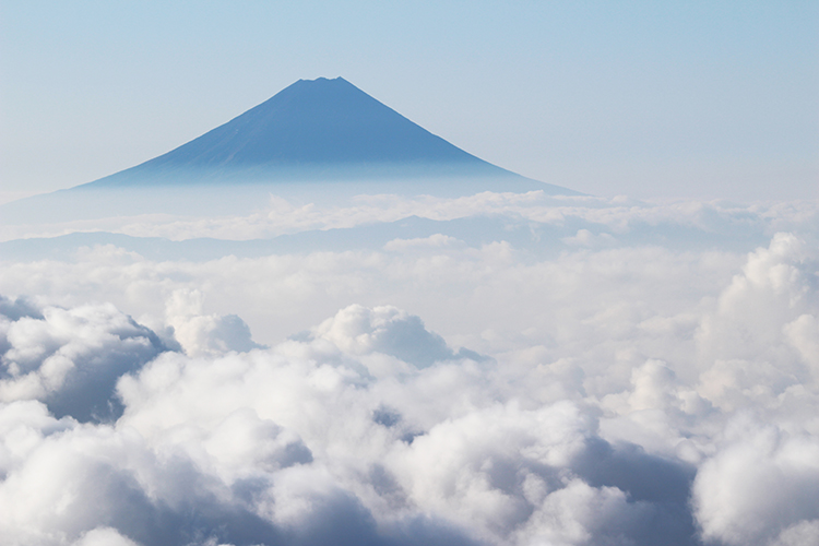 金峰山から撮影した雲上の富士山の写真