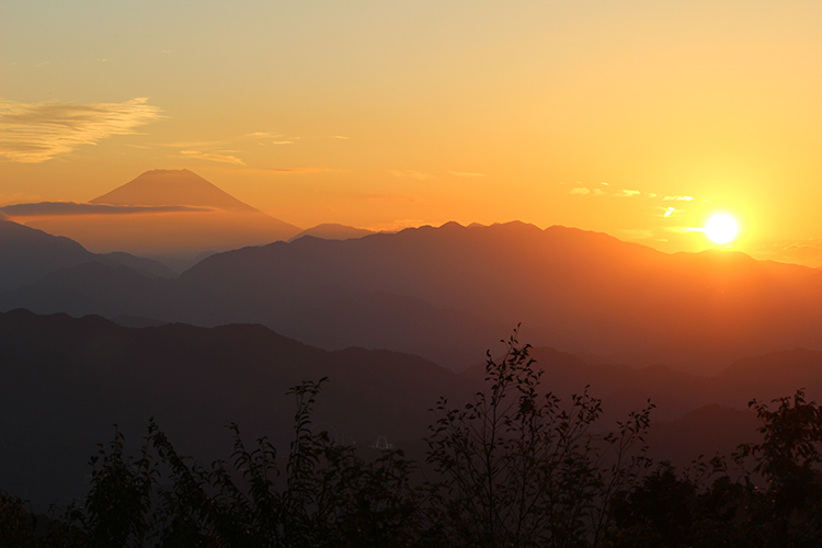 高尾山から見た富士山と夕日の写真