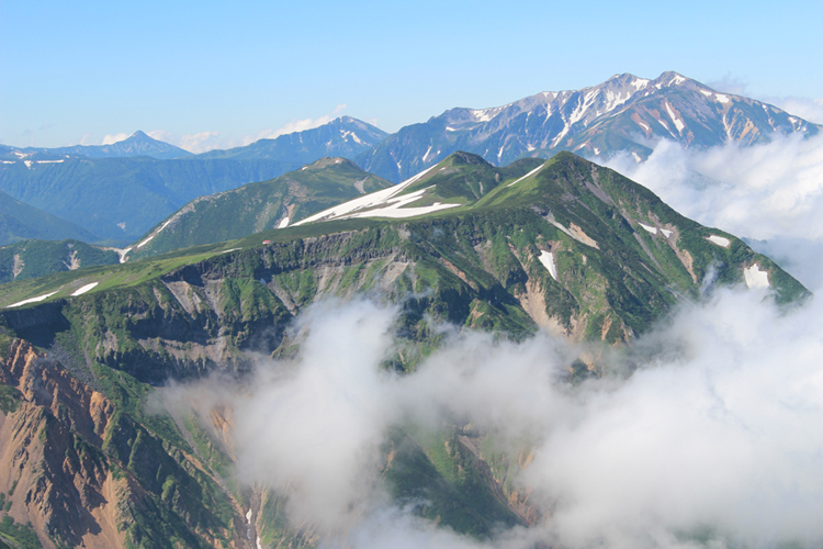 室堂山から見た五色ヶ原、薬師岳、黒部五郎岳、笠ヶ岳の写真