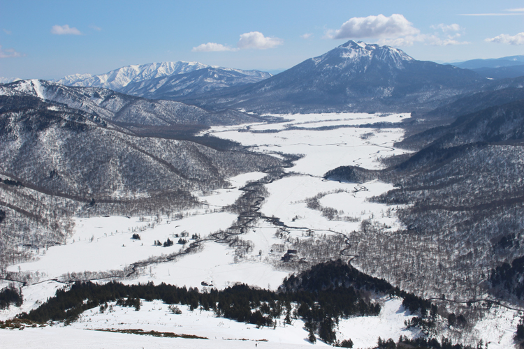 至仏山の登りから見た尾瀬ヶ原と燧ヶ岳と会津駒ヶ岳