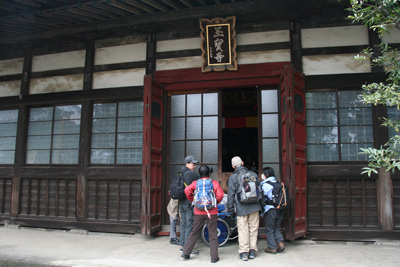 玉宝寺の本堂の前での写真