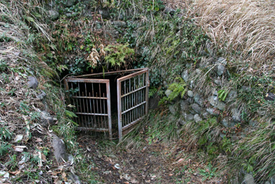 ４号古墳の石室入口の写真