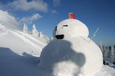 西穂山荘前の大きな雪だるまの写真