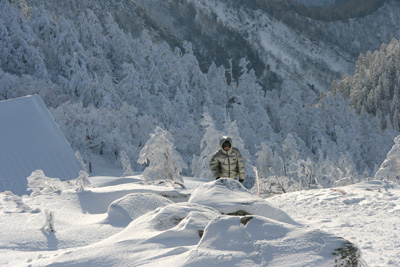 西穂山荘の上に登ってくるＹさんの写真