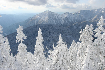 西穂山荘付近から見た錫杖岳とロープウェイの写真