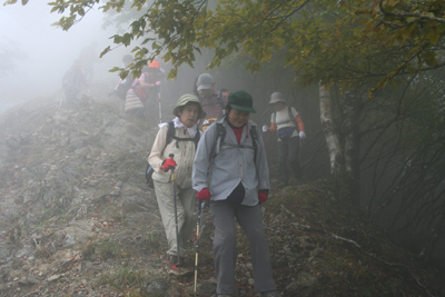 山頂から石尾根縦走路を歩いている写真