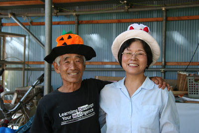 ハロウィンの帽子をかぶったボランティアさん（？）とケーキの帽子をかぶった女将さんの写真