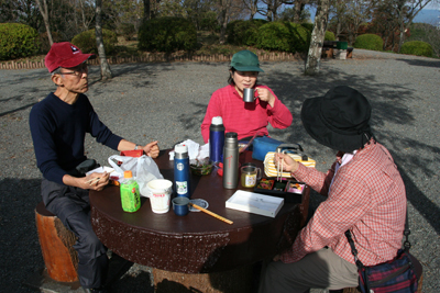 山頂で昼食中の写真