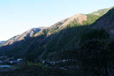 丹波の町と天平（でんでえろ）尾根の写真