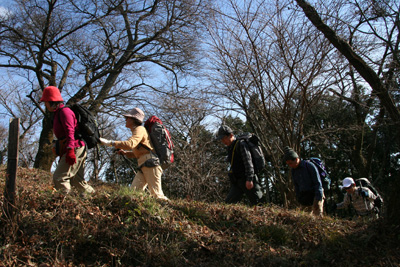 丸山のピーク付近を登っている写真
