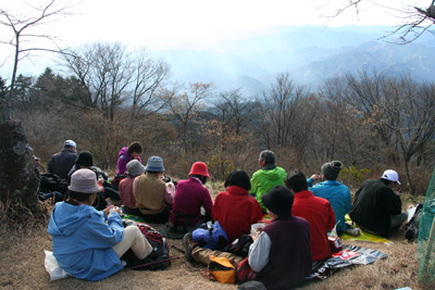 富士山を見ながら昼食中の写真