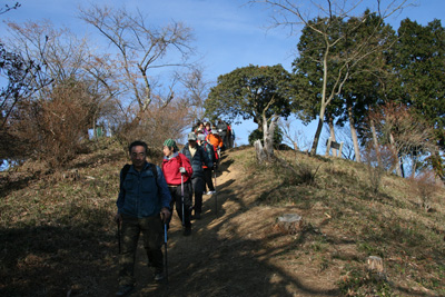 山頂を後に下山をはじめた写真