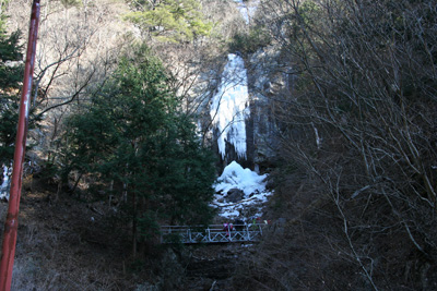 滝の前の橋を渡っている写真