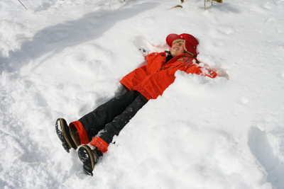 雪の上に大の字になるＹ君の写真