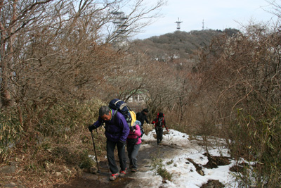 女体山を背に男体山に登り始めた写真