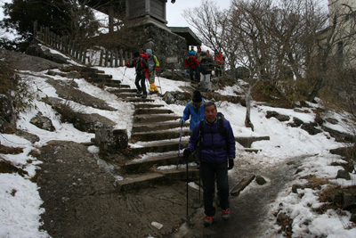 男体山の山頂を後に下山し始めた写真