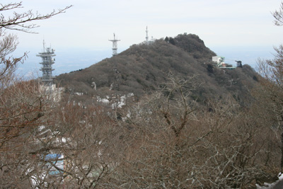 男体山から見た女体山の写真