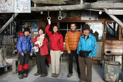 藤内小屋の前で犬の太郎を抱えた集合写真