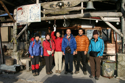 藤内小屋前で６人での集合写真