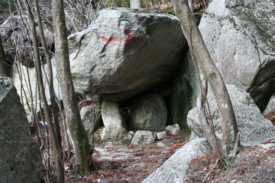 ２７年ほど前に一晩明かした岩の写真