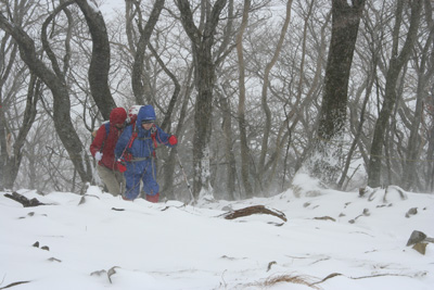 地吹雪となった９合目に登ってきたＫさんとＭさんの写真