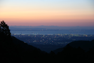 ２日目の早朝の四日市の夜景の写真