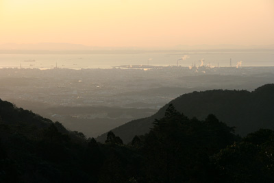 朝を迎えた四日市と伊勢湾、知多半島の写真