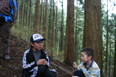 ＫＫちゃんが撮影した休憩するＳＫ君とＹＫ君の写真