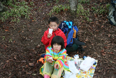三国山で昼食中のＹＫ君とＫＫちゃんの写真