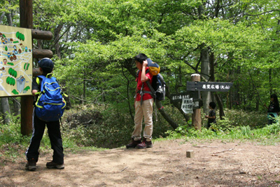 丸山手前のピークまで登ってきた子どもたちの写真
