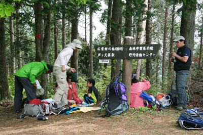 丸山山頂で昼食中の写真
