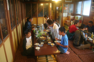 北横岳ヒュッテで夕食中の写真