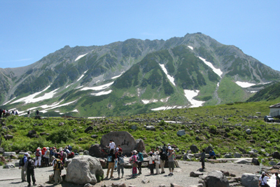 室堂から見た立山三山の写真