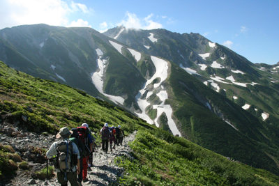 縦走してきた立山三山を正面に見て室堂に向けて下っている写真