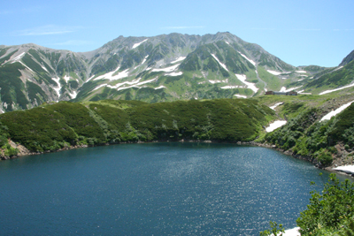 みくりが池と立山三山の写真