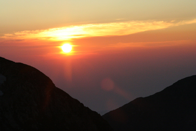 一ノ越山荘の部屋から見た沈みゆく夕日の写真