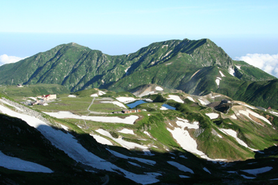 朝の室堂と大日岳、奥大日岳の写真