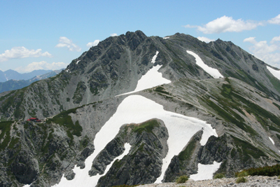 別山方面からふり返った立山三山と真砂岳の写真