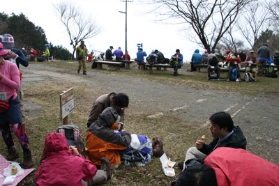 ケーブル駅の広場で昼食中の写真